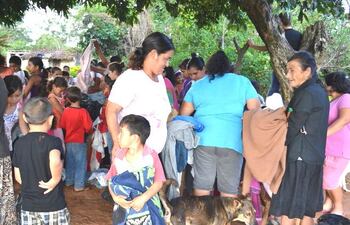 varias-familias-se-beneficiaron-con-la-entrega-de-abrigos-y-calzados-en-carapegua-y-san-roque-gonzalez--214858000000-1094318.jpg