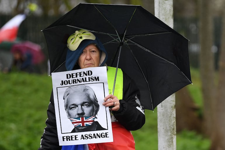Una simpatizante de Julian Assange protesta fuera de la Corte de Woolwich Crown, en Londres.