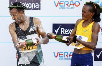 leul-aleme-i-de-etiopia-y-jemima-somgong-de-kenia-celebran-en-el-podio-su-victoria-en-la-corrida-san-silvestre--203051000000-1539484.jpg