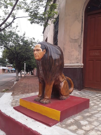 Escultura de león con rostro humano.