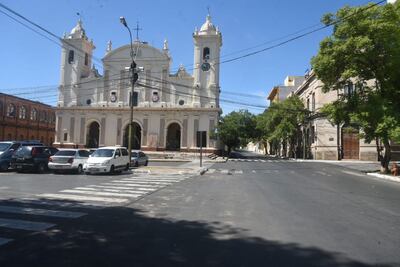 Cerrada a cal y canto y sin feligreses a su alrededor. Así es el Viernes Santo en la Catedral Metropolitana de Asunción.