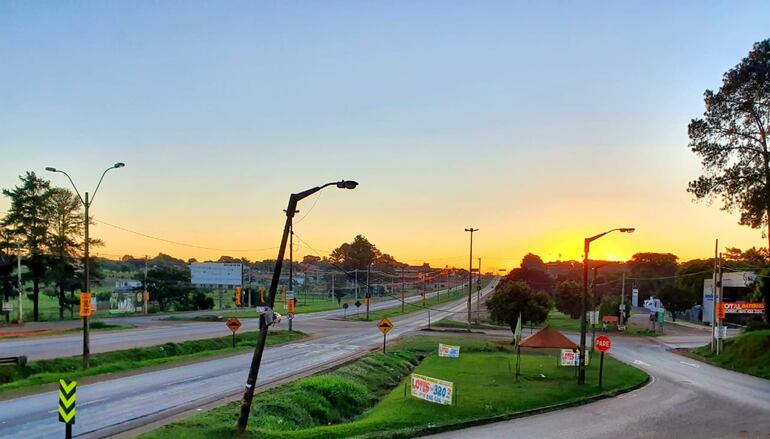 Vista de la rotonda del Km. 10, en Ciudad del Este, donde la circulación es casi nula en el atardecer de este Domingo de Pascuas.