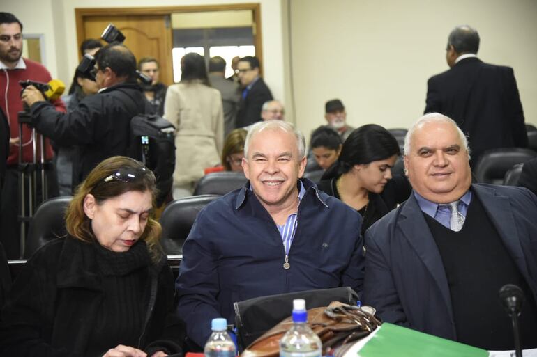 Sonriente, Walter Bower (centro), en la sala de juicios orales.