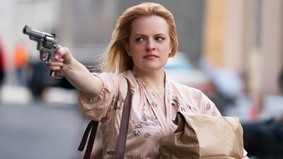 Elisabeth Moss en "Las reinas del crimen", que se estrenó este jueves en cines de Paraguay.