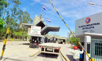 La INC actualmente produce menos de 20.000 bolsas por día y  se había prometido que tras invertir, serían 90.000 bolsas.