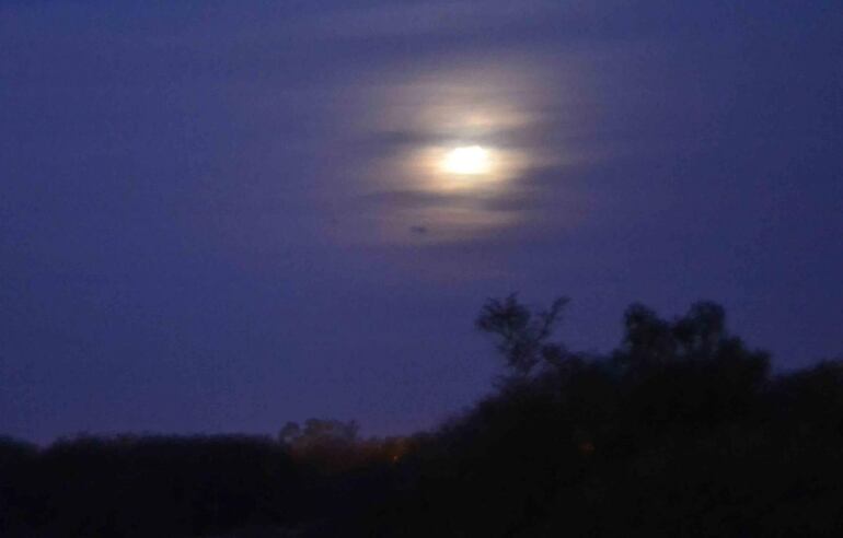 cielo nocturno nublado sin luna