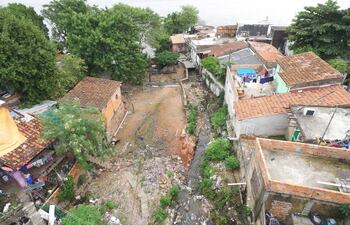 la-basura-forma-una-lengua-que-se-extiende-hasta-el-rio-en-medio-de-la-depresion-que-conforma-zanja-soro-los-vecinos-sufren-la-polucion-que-viene-de-215127000000-1585640.jpg