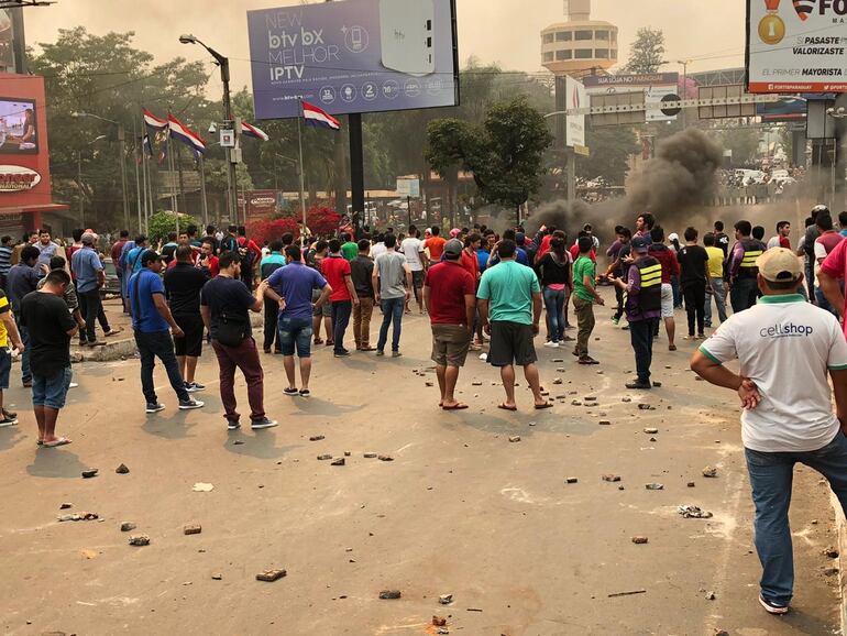 Lluvia de cascotes se ve sobre el  asfalto en la zona primaria del  puente.