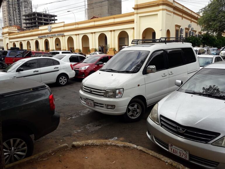 Los cuidacoches siguen dominando los espacios públicos ubicados de estacionamiento ubicados frente a la Comandancia de la Policía.