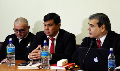 Los efectivos policiales acusados Merardo Palacios (izq.) y  Osvaldo Vera (c), junto con el abogado Secundino Méndez.