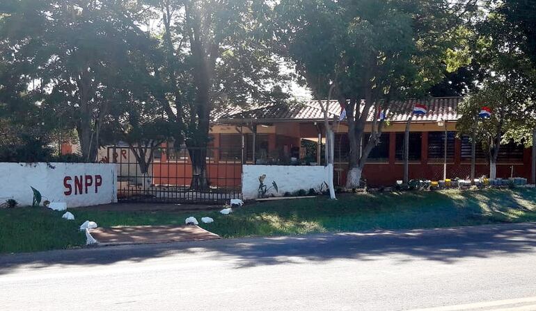 Así se veía ayer el SNPP sede San Pedro, en Choré, con el portón cerrado, sin alumnos ni personal docente ni administrativo.