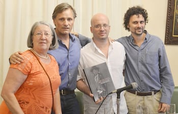 adelina-pusineri-viggo-mortensen-federico-bossert-y-diego-villar-muestran-el-libro-etnografico-tras-la-presentacion-que-se-realizo-anoche-en-la-fun-210631000000-601321.jpg