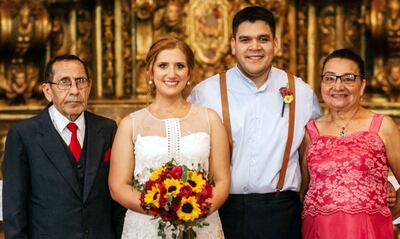 Mónica María Fátima Núñez Feris y Nelson David Chamorro Amarilla se casaron “en secreto”, en una ceremonia religiosa, en la Iglesia de Yaguarón, con sus abuelos como padrinos. El civil y bendición de anillos se realizó en el Solar Perrier. La novia lució un vestido de Líbano Novias.