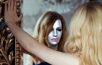 Mi estupor vespertino me impidió notar a la extraña que me miraba desde el espejo.