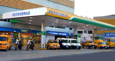 La sede central del Touring y Automóvil Club Paraguayo está ubicada en la intersección de las calles 25 de Mayo y Brasil.