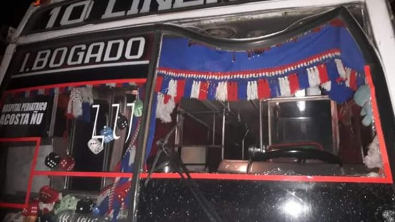 Destrozos provocados por hinchas violentos del Sportivo Luqueño.