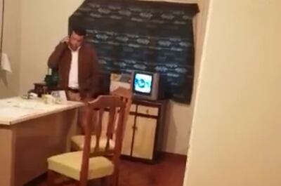 Captura de la filmación donde Francisco Ortellado se comunica con la policía para desalojar al exfuncionario.