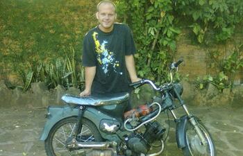 jose-vaesken-posa-con-su-moto-equipada-con-una-celda-generadora-de-hidrogeno-y-oxigeno--195856000000-494963.jpg