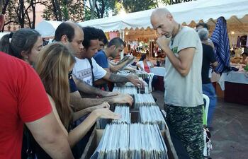 la-feria-de-vinilos-asu-en-vinilos-se-realizara-hoy-en-la-plaza-infante-rivarola-del-barrio-villa-morra--205401000000-1582181.jpg