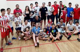 los-campeones-y-finalistas-de-las-diferentes-categorias-posan-con-sus-trofeos-y-medallas-tras-la-ceremonia-de-premiacion-del-apertura--225227000000-1693621.jpg