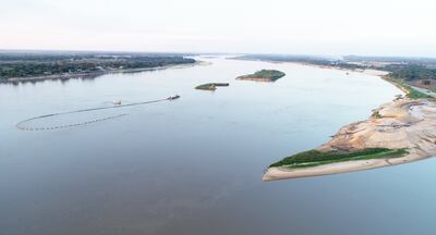 La isleta casi en el medio de río está por desaparecer a causa de la extracción de arena para el refulado de la Isla San Francisco, que aparece a la derecha de la foto.