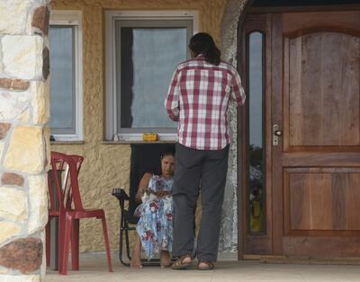 La madre de Juliette y su padrastro duranten el allanamiento en Emboscada en su búsqueda.