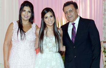 la-joven-poso-para-el-album-familiar-con-sus-padres-lixandra-zarza-y-ruben-romero-quienes-la-acompanaron-durante-su-sonada-fiesta--184434000000-1522384.jpg