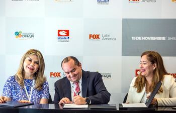 teresita-palacios-titular-de-conatel-carlos-martinez-presidente-de-fox-channel-international-latin-america-y-la-directora-de-dinapi-patricia-sta-203334000000-1523419.jpg