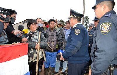 Algunos de los   ocupantes de la histórica zona de Avay   
conversan con los efectivos policiales que dirigieron el operativo.