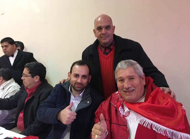 Qui&ntilde;&oacute;nez (c), parado con campera negra, detr&aacute;s de Albino Ferrer (d).