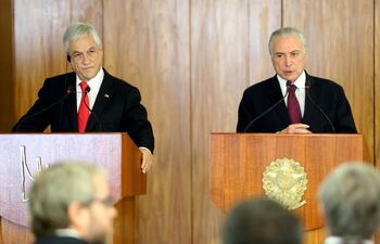 el-presidente-de-chile-sebastian-pinera-i-con-michel-temer-de-brasil-durante-su-encuentro-en-brasilia-efe-200050000000-1705705.jpg