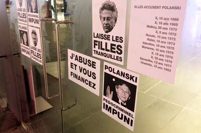 Carteles ubicados en un cine de Bruselas, Bélgica, donde acusan al cineasta de pedófilo. El cineasta francopolaco acaba de estrenar la película “Yo acuso”, sobre el famoso caso Dreyfus.