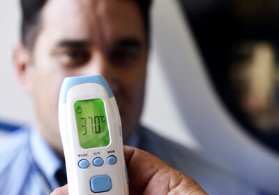 La habitación en que esté aislado el paciente debe estar permanentemente con la puerta cerrada, pero bien ventilada.