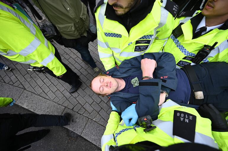 Un activista es arrestado por la policía en  Trafalgar Square en Londres.