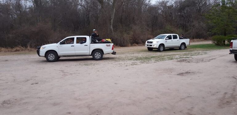 Bomberos retirándose de la zona de Chovoreca, ahora que la situación está más calmada.
