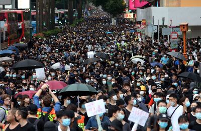 Una multitud participando en la protesta de ayer en Nathan Road, Hong Kong. Por noveno fin de semana consecutivo los hongkoneses expresaron su rechazo a las medidas del gobierno local adepto a la dictadura comunista de China continental.