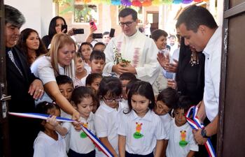 docentes-y-ninos-participan-del-tradicional-desate-de-cinta-para-inaugurar-las-nuevas-aulas--211357000000-1684735.jpg