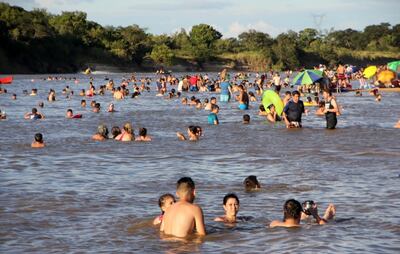 Personas provenientes de distintos lugares visitaron los últimos días la playa municipal Paraíso a orillas del río Tebicuary, en Villa Florida. El sitio continúa siendo un destino ideal para la temporada estival.