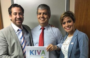 jorge-mendez-y-silvia-gonzalez-representantes-de-kiva-paraguay-posan-con-el-ministro-de-educacion-enrique-riera--200537000000-1523394.jpg