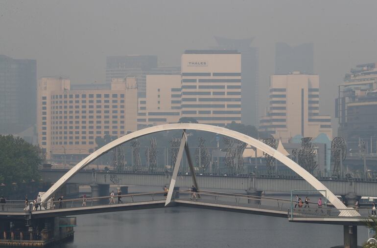 El humo de los incendios continúa sobre Melbourne (Australia).