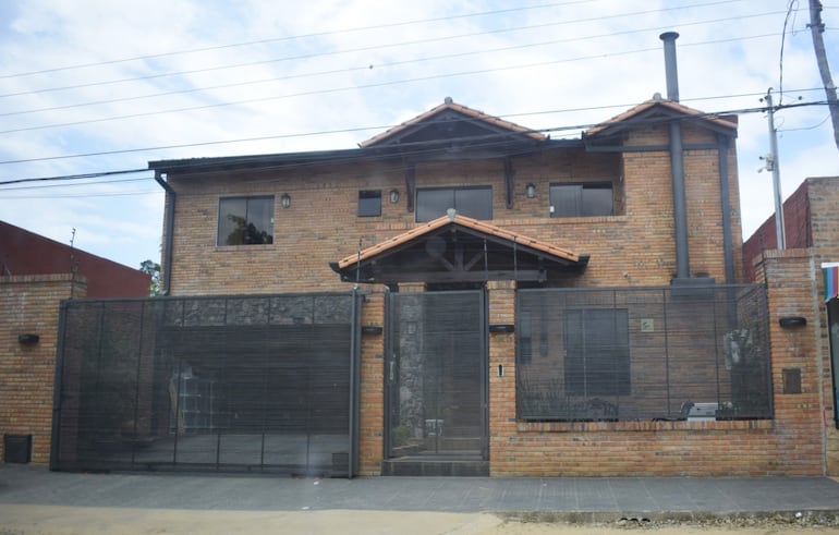 La lujosa casa de la funcionaria de blanco ubicada en zona aeropuerto en la compañía Loma Merlo de Luque.