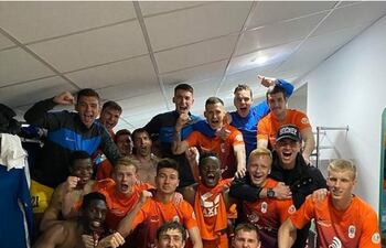 La alegría de los futbolistas en el vestuario por volver a la senda del triunfo.