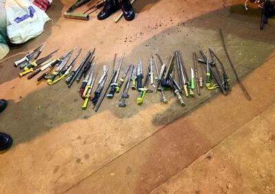 Cuchillos de todo tipo forman parte del lote incautado de un pabellón del Cereso.