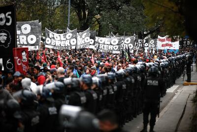 Un fuerte operativo policial intenta impedir que organizaciones sociales acampen en la avenida 9 de Julio, el pasado miércoles en Buenos Aires, Argentina.