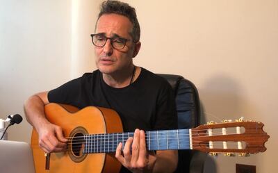 Jorge Drexler, con guitarra en mano, presentó “Codo a codo” como una manera de concienciar al público sobre el covid-19.