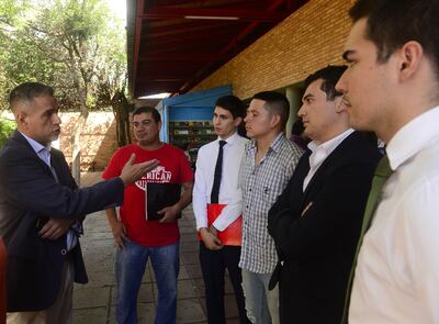 El director académico, Carlos Aquino, conversó con los estudiantes afectados por la situación.