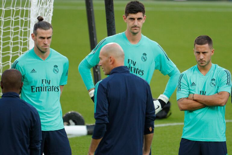 Courtois, Hazard y Bale escuchan a Zidane durante un entrenamiento.
