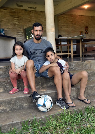 Mientras espera la reanudación de la temporada, Eduardo Ledesma disfruta del tiempo con sus pequeños hijos Kiara y Bastian en la casa donde reside actualmente.