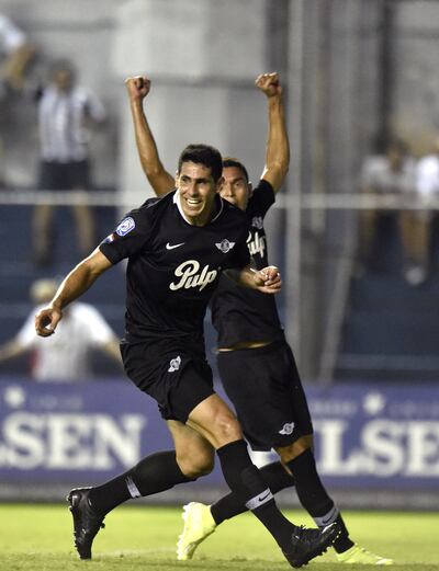 El festejo del defensor Diego Vieira tras anotar el gol que marcó en el triunfo de Libertad frente a Nacional, anteanoche en el estadio Arsenio Erico. Viera mantiene la regularidad.