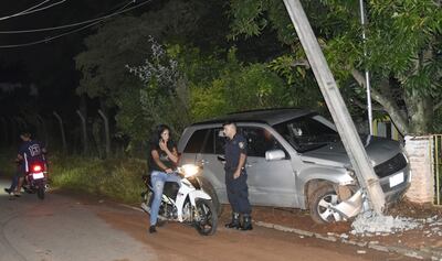 La camioneta Suzuki Vitara que quedó bajo fuego en medio de la persecución terminó estrellada contra una columna y una muralla de una casa, en Ñemby.
